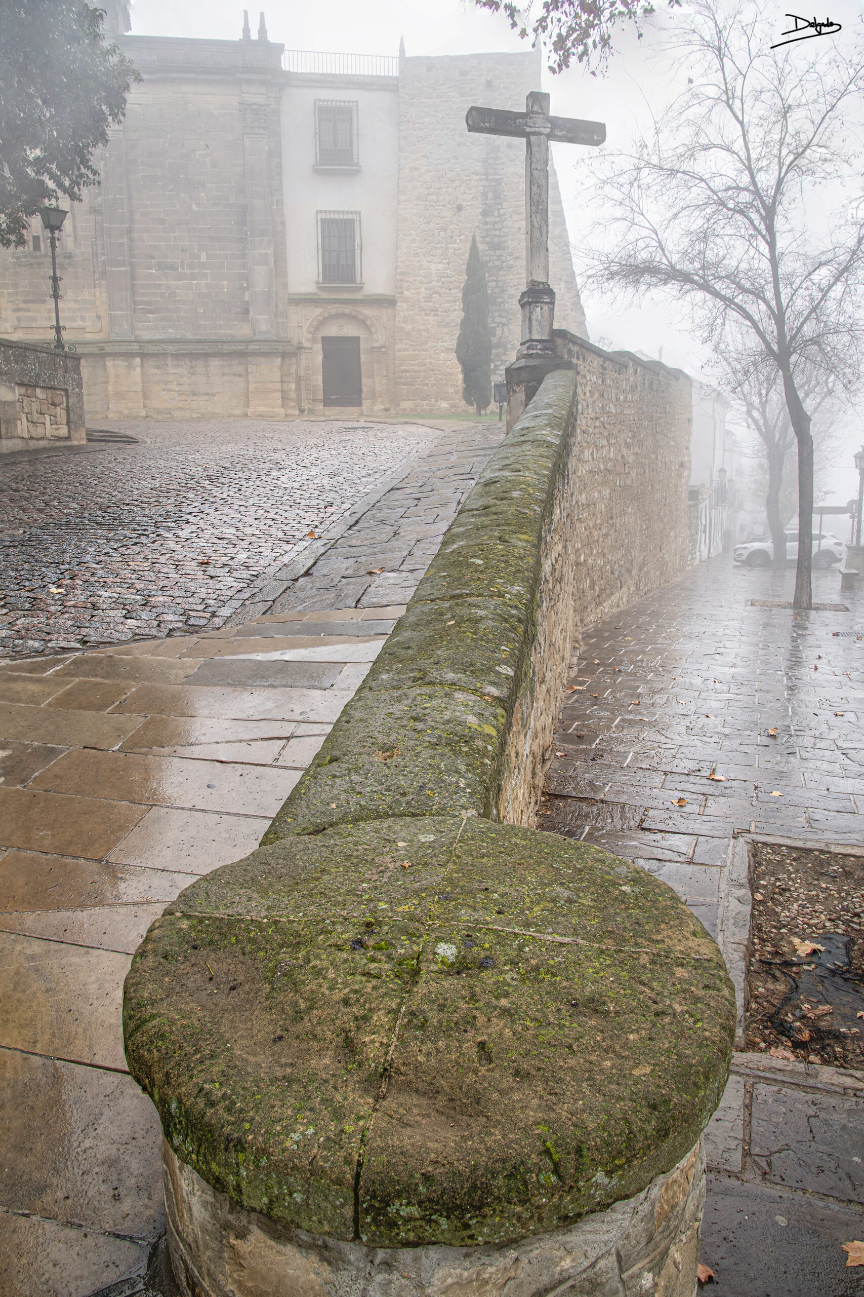 Fotos del día: La cruz de Santa María en día de niebla