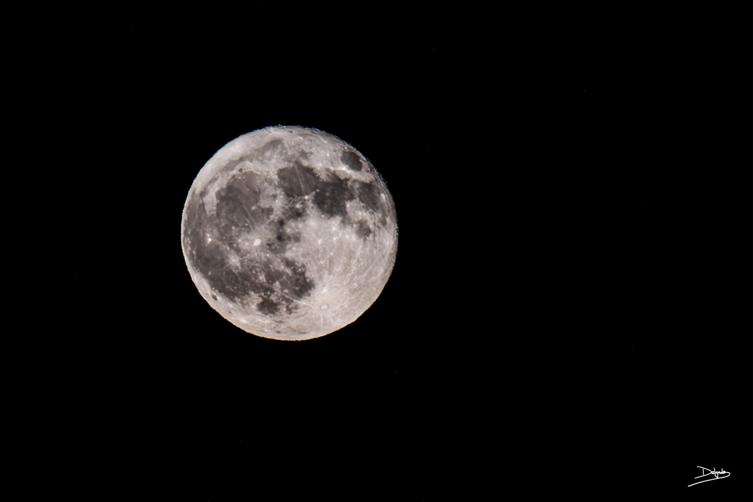 Fotos del día: Luna de fresa